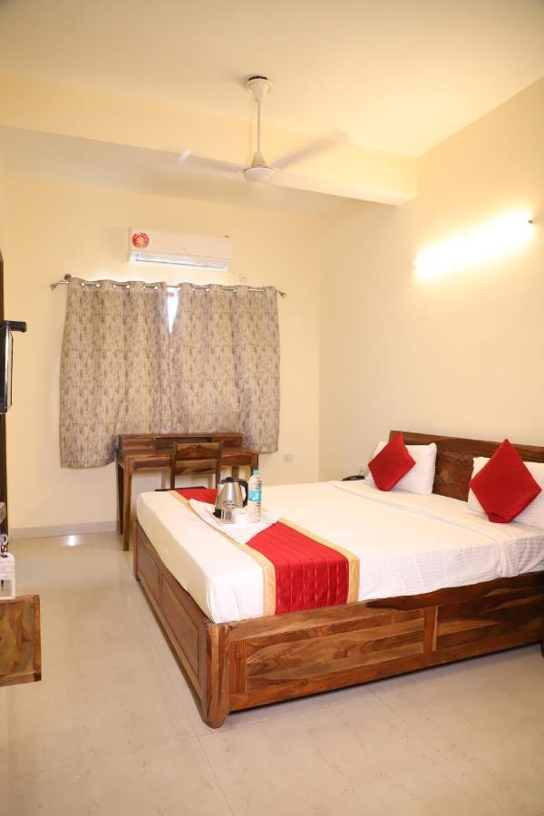 Hotel The York - Couple-Unfriendly Hotel Noida Exterior foto